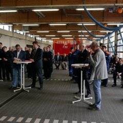 Blick in die Fahrzeughalle. - Link öffnet seitenüberlagerndes Dialog-Fenster