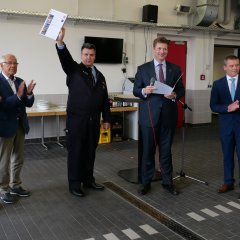Gemeindebrandinspektor Michael Kahl (M.) freut sich mit v. l. Klaus Sturm, Klaus Steffek, Dr. Stefan Heck und Norbert Thiele über die Auszeichnung. - Link öffnet seitenüberlagerndes Dialog-Fenster