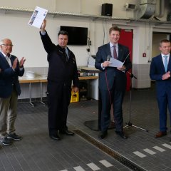 Gemeindebrandinspektor Michael Kahl (M.) freut sich mit v. l. Klaus Sturm, Klaus Steffek, Dr. Stefan Heck und Norbert Thiele über die Auszeichnung.