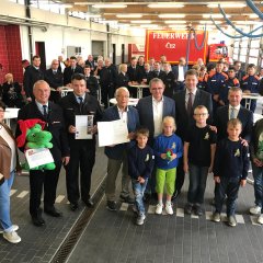 Gruppenfoto mit Feuerwehrdrache. - Link öffnet seitenüberlagerndes Dialog-Fenster