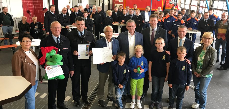 Gruppenfoto mit Feuerwehrdrache.