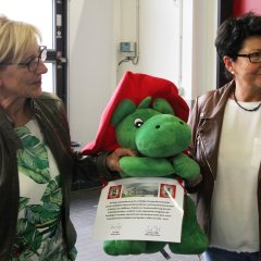 Die Beigeordneten (v. l.) Pia Kirchner und Bärbel Fehr überreichten das Geschenk der Gemeinde Lohfelden, ein großer „Grisu“ für die Jugendfeuerwehr und eine kleiner „Grisu“ für die Kinderfeuerwehr.