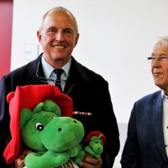 In ihren Amtszeiten entstand das neue Feuerwehrhaus und fand der Zusammenschluss der Ortsteilwehren statt: Ehemaliger Gemeindebrandinspektor Klaus Sturm (l.) und ehemaliger Vorsitzender der Brandschutzkommission Klaus Steffek (r.). - Link öffnet seitenüberlagerndes Dialog-Fenster
