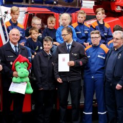 Erfahrung und Zukunft: rechts die Feuerwehr-Senioren, in der Mitte die Kinder mit der ihrer Leiterin Sylvia Nolte und die Jugendlichen mit ihrem Leiter Boris Fiegand. - Link öffnet seitenüberlagerndes Dialog-Fenster