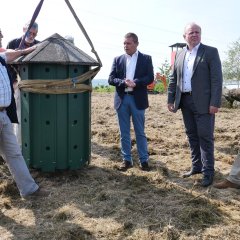 Erster Beigeordneter Norbert Thiele (2.v. l.) und Dieter Werner (l.) von der Lokalen Agenda Umwelt- und Naturschutz (l.) begrüßten die Gäste, darunter Andreas Schneider von der EAM (2.v.r.).