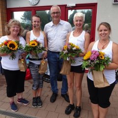 Bedankte sich für das sportliche Angebot: Bürgermeister Uwe Jäger mit 
 (v.l.) Veronika Balzer, Sarah Rose, Sylvia Rose und Nicole Schäfer.