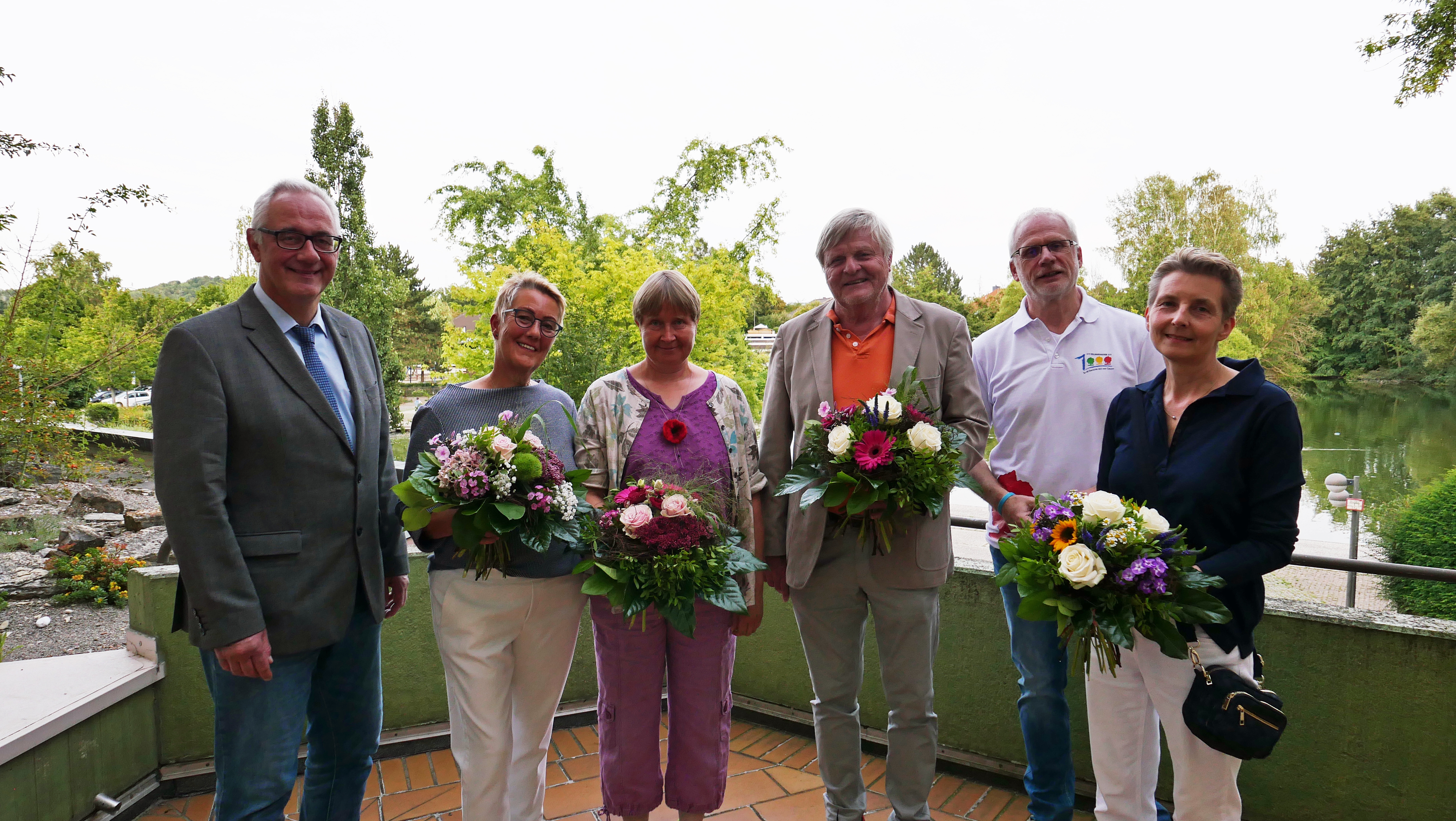 Bürgermeister Uwe Jäger (l.) und Moderator Bernd Kaiser (2.v.r.) mit den Künstlerinnen (v.l.) Hannah Vogt, Maren Bultmann und Claudia Thiele und ihrem Lehrer Horst Weller (M.).