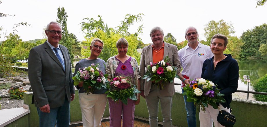 Bürgermeister Uwe Jäger (l.) und Moderator Bernd Kaiser (2.v.r.) mit den Künstlerinnen (v.l.) Hannah Vogt, Maren Bultmann und Claudia Thiele und ihrem Lehrer Horst Weller (M.).