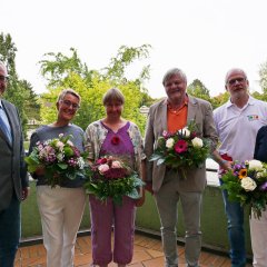 Bürgermeister Uwe Jäger (l.) und Moderator Bernd Kaiser (2.v.r.) mit den Künstlerinnen (v.l.) Hannah Vogt, Maren Bultmann und Claudia Thiele und ihrem Lehrer Horst Weller (M.).