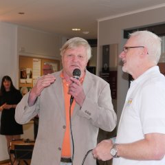 Horst Weller (l.) berichtete von seinen Malkursen und erklärte die Aquarell-Malerei.