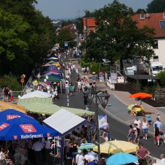 Blick auf die 1000 Meter lange Tafel durch Vollmarshausen vom Gebäude der Volkshochschule.