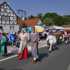 Die Schirmherrschaft, Kaiserin Kunigunde und Kaiser Heinrich, mit Gefolge.