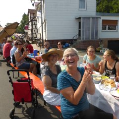 Überall fröhliche Gesichter.