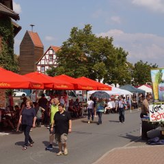 Die Tafel in der Mitte.