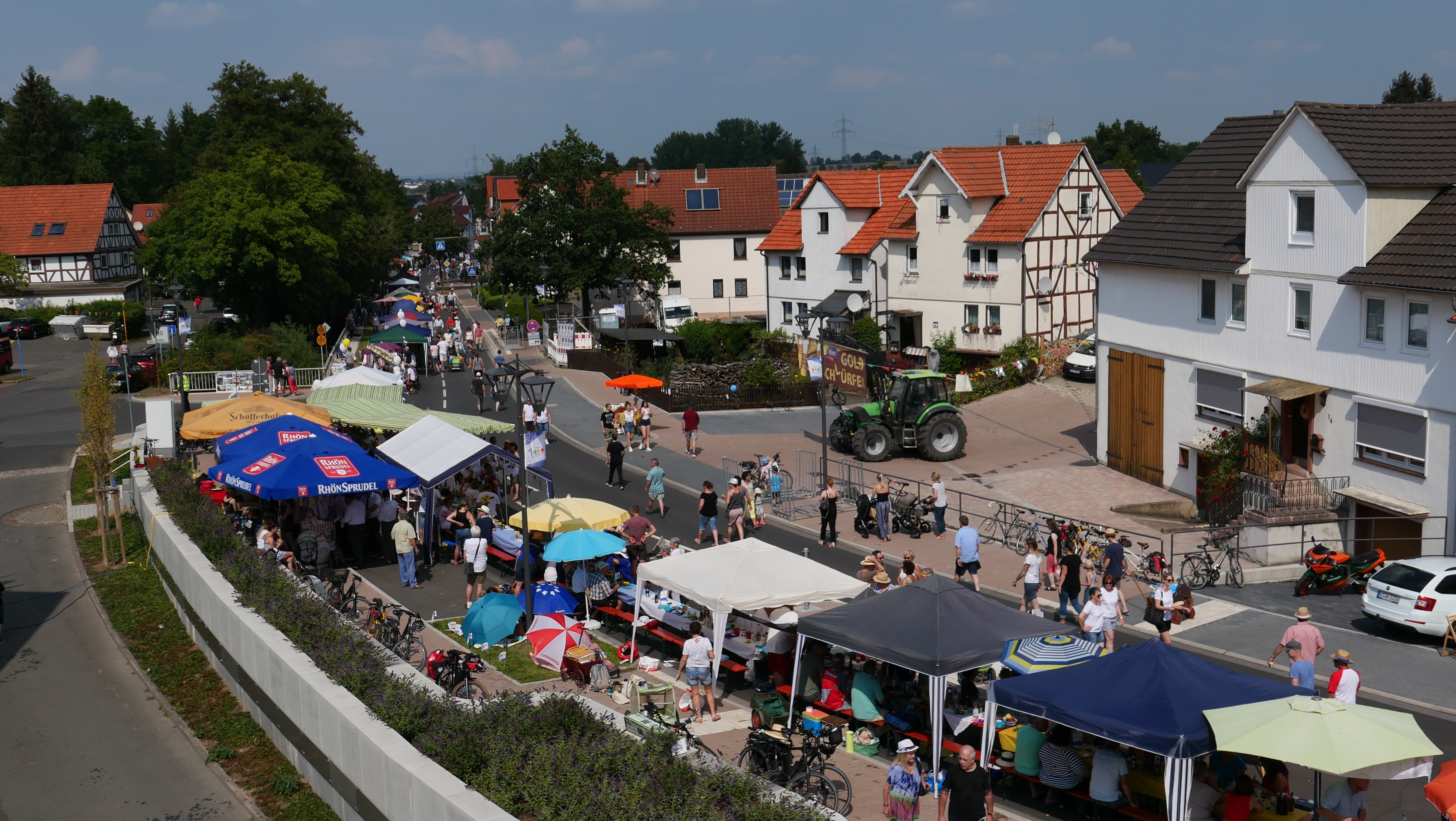 1000 Meter lange Tafel durch Vollmarshausen.