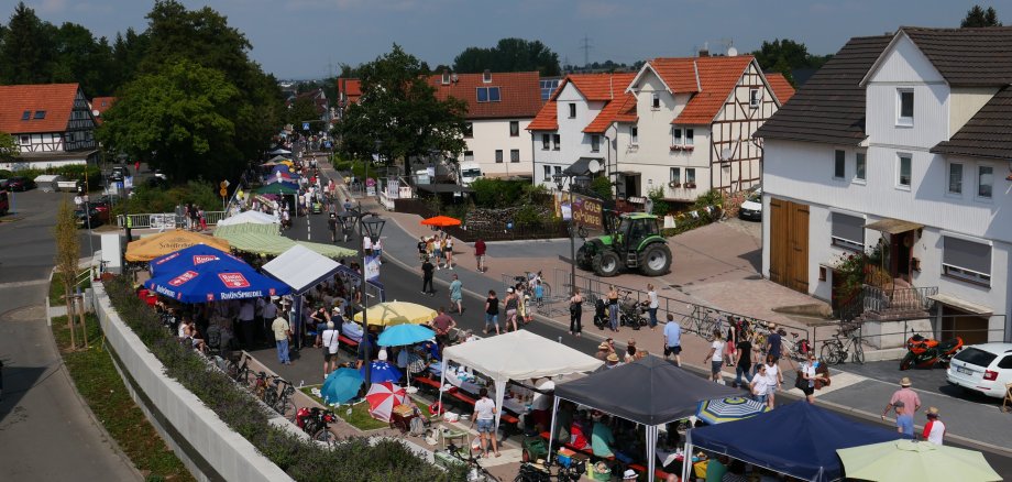 1000 Meter lange Tafel durch Vollmarshausen.