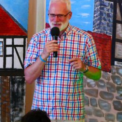 Projektbeauftragter „1000 Jahre Vollmarshausen“ Bernd Kaiser begrüßte im Namen des Dorffestausschusses Lohfeldendas Publikum.