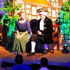 Die Witwe Gläser und Waffenmeister Hans Caspar Naehler, gespielt von Anna-Lena Whaley und Harald Wolf.