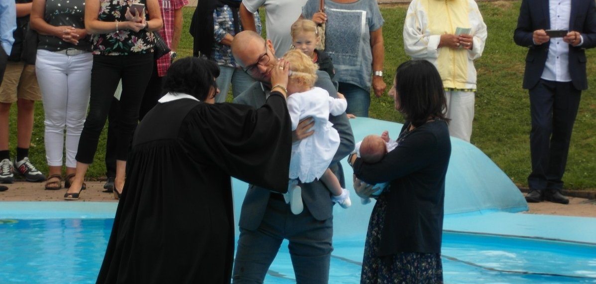 Im knietiefen Wasser, 26° C warmen Wasser wurde getauft.