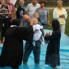 Im knietiefen Wasser, 26° C warmen Wasser wurde getauft.