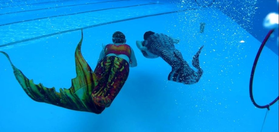Meerjungfrauen unter Wasser.