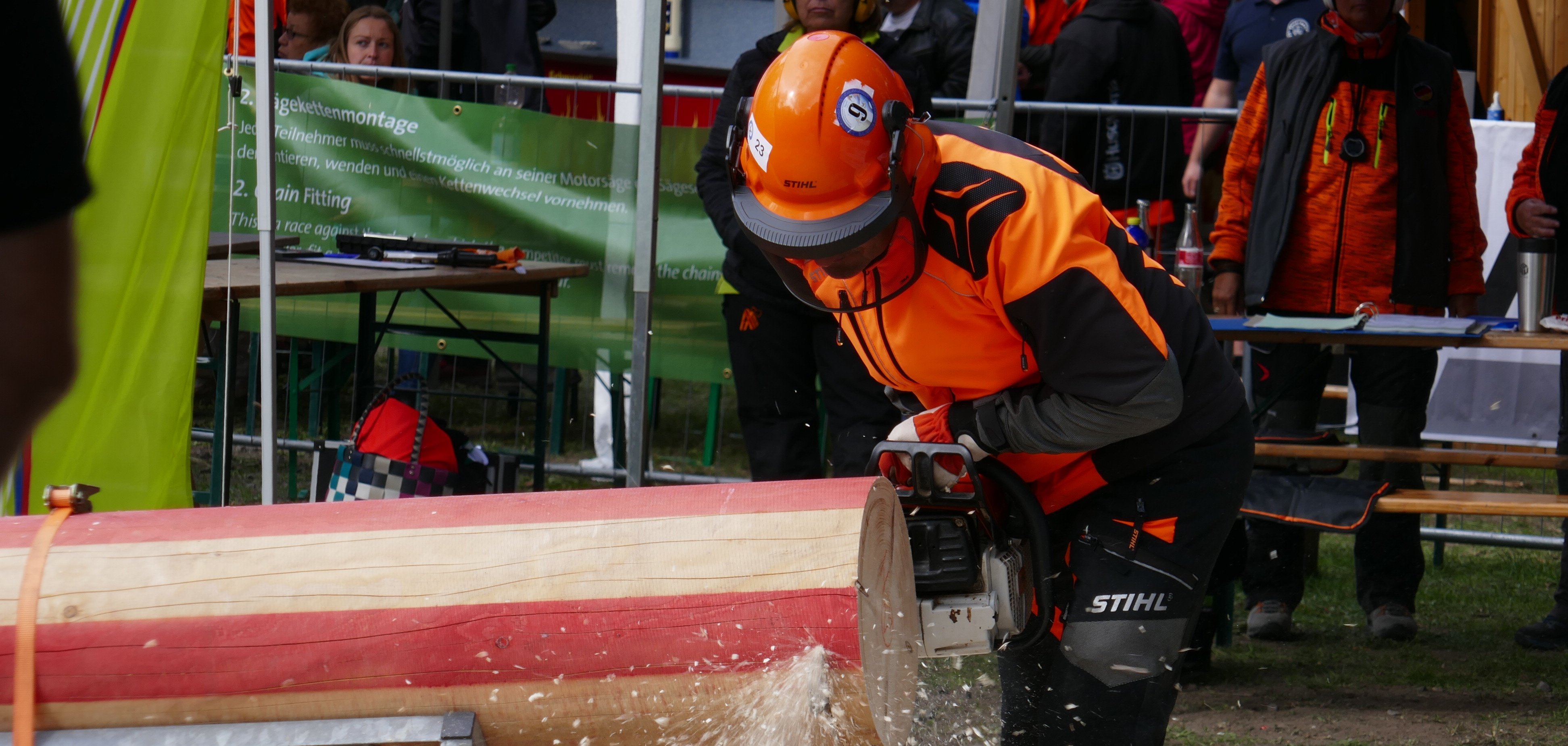 "Einmal unten, einmal oben!": Beim Kombinationsschnitt wird die Holzscheibe von zwei Seiten akkurat vom Stamm abgesägt.