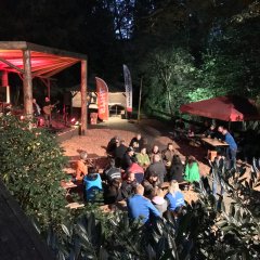 Am Samstagabend erholten sich Teilnehmer*innen und Ausrichter*innen mit Gäste beim Konzert mit „Kindler und Young“ am Naturfreundehaus.