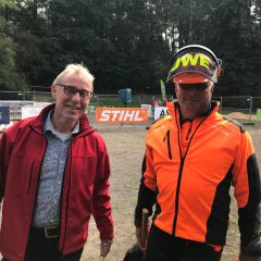Dorffestausschuss Vollmarshausen-Vorsitzender Udo Ewald (l.) mit Teilnehmer Uwe Müller nach dem Wettkampf.