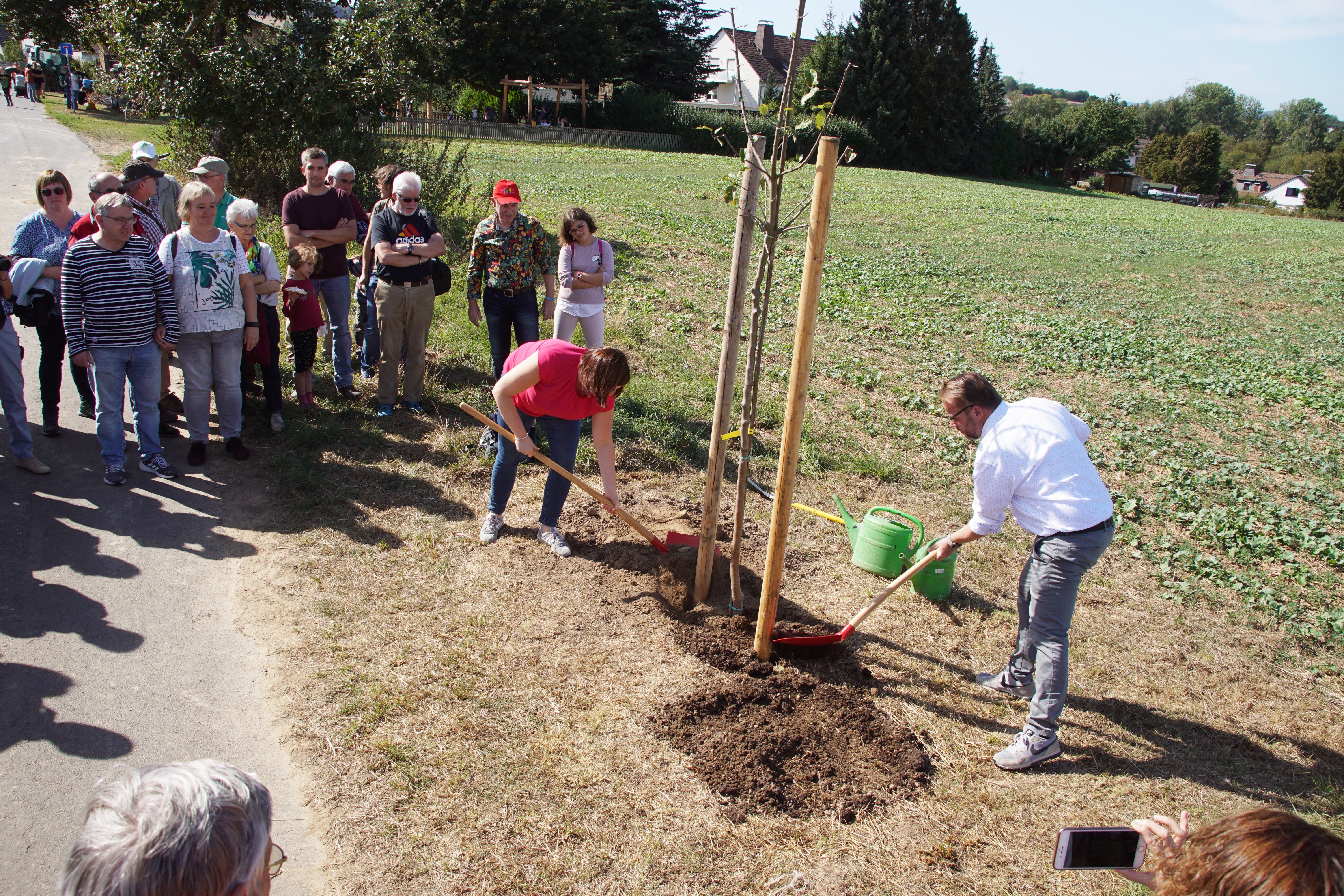 Bundestagsabgeordneter Timon Gremmels und Landtagsabgeordnete Manuela Strube spendeten einen „Gravensteiner“-Apfelbaum anlässlich des 1000-jährigen Jubiläums von Vollmarshausen und pflanzten ihn am 14.09. fachmännisch ein.