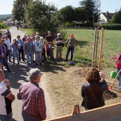 Die Gäste der Apfelbaumpflanzung am Untersten Weg in Vollmarshausen.