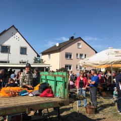 Thomas Meibert gab die Säcke zum Sammeln der Kartoffeln aus.