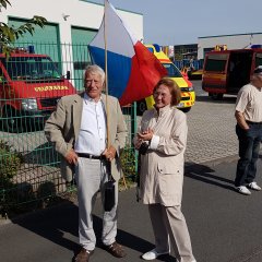 Das Ehepaar Ilse und Franz Jilg der Agendagruppe „Freundeskreis Trutnov“ feuerte den Trutnover Marathonläufer David Hrůza auf seinem Streckenabschnitt durch Lohfelden an.