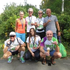 Geschafft! Die zufriedenen Läuferinnen und Läufer Lucie Abelova (01:45:49), Helmut Arndt (04:13:52), Eva Bubenicova (04:13:52) und Michal Šubrt (01:45:49) (v.o.l.) sowie Jens Scheffler (04:13:52), Sandra Scheffler (04:13:52) und David Hrůza (03:36:14) (u.v.l.) mit ihren Medaillen. Nicht auf dem Foto zu sehen ist Kurt Zmölnig (02:07:08).