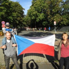 Die Mitglieder des „Freundeskreis Trutnov“ David Fryčová (l.) mit Sohn Daniel und Marie-José Kuhn feuerten an der Wegstrecke in Kassel mit Trutnov-Flagge an.