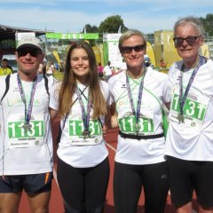 Sicher im Auestadion angekommen: In der motivierten Lohfelden-Staffel traten Jens Scheffler, Sandra Scheffler, Eva Bubenicova und Helmut Arndt (v.l.n.r.) beim Kassel Marathon an und erreichten mit einer Zeit von 04:13:52 ein sehr gutes Ergebnis. 