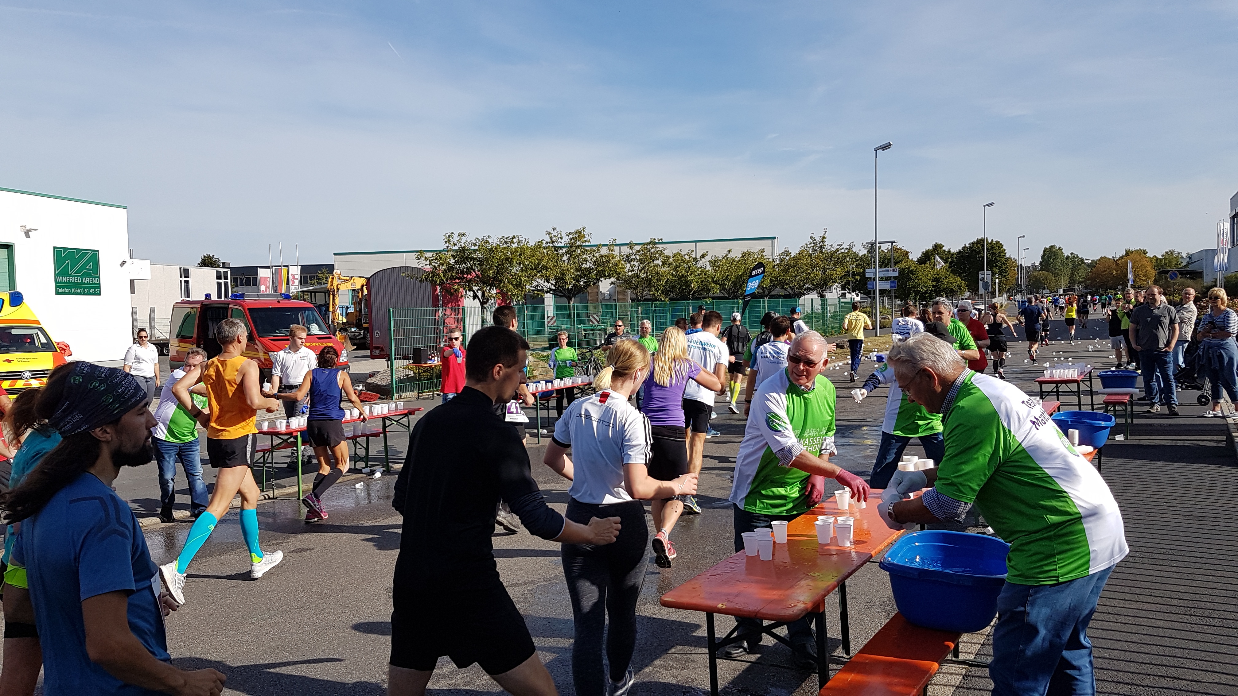 Wie jedes Jahr versorgte die Freiwillige Feuerwehr auch beim Marathon 2019 am Lohfeldener Streckenabschnitt bei Kilometer 7,5 die Läuferinnen und Läufer sowie die Gäste mit Getränken und Musik. Auch Bürgermeister Uwe Jäger feuerte hier mit an. Wie jedes Jahr versorgte die Freiwillige Feuerwehr auch beim Marathon 2019 am Lohfeldener Streckenabschnitt bei Kilometer 7,5 die Läuferinnen und Läufer sowie die Gäste mit Getränken und Musik. Auch Bürgermeister Uwe Jäger feuerte hier mit an.