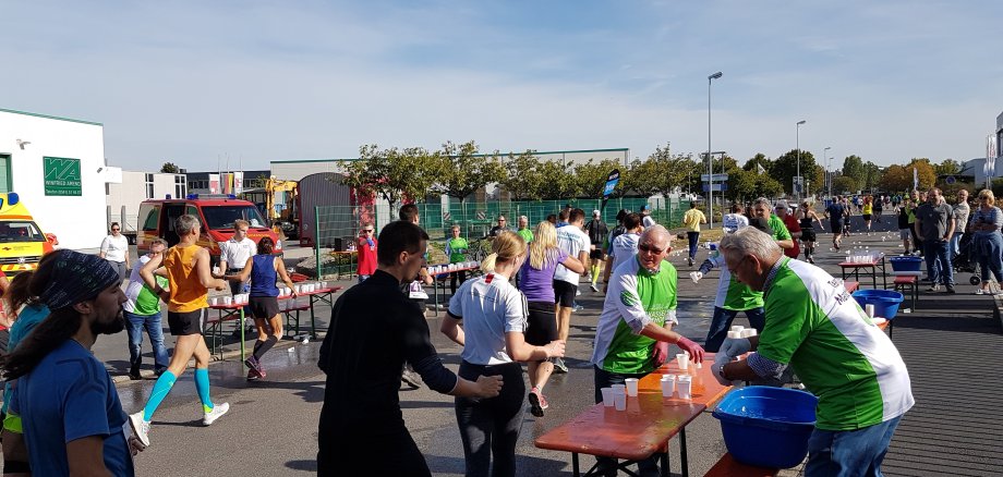 Wie jedes Jahr versorgte die Freiwillige Feuerwehr auch beim Marathon 2019 am Lohfeldener Streckenabschnitt bei Kilometer 7,5 die Läuferinnen und Läufer sowie die Gäste mit Getränken und Musik. Auch Bürgermeister Uwe Jäger feuerte hier mit an.