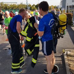 Einsatz pur: Zwei Staffel-Läufer der Freiwilligen Feuerwehr, die die gesamte Staffel-Distanz in kompletter Brandschutzkleidung absolvierten. Respekt!