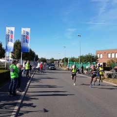 Spannung pur! Die Topläufer, unter ihnen auch der kenianische Vorjahressieger und diesjährige Sieger Edwin Kosgei (M.) auf seiner Strecke durch Lohfelden. Er verbesserte als Gewinner des EAM Kassel Marathons 2019 seine Bestzeit aus dem Vorjahr nochmal um 15 Sekunden auf 2:12:37. Super!