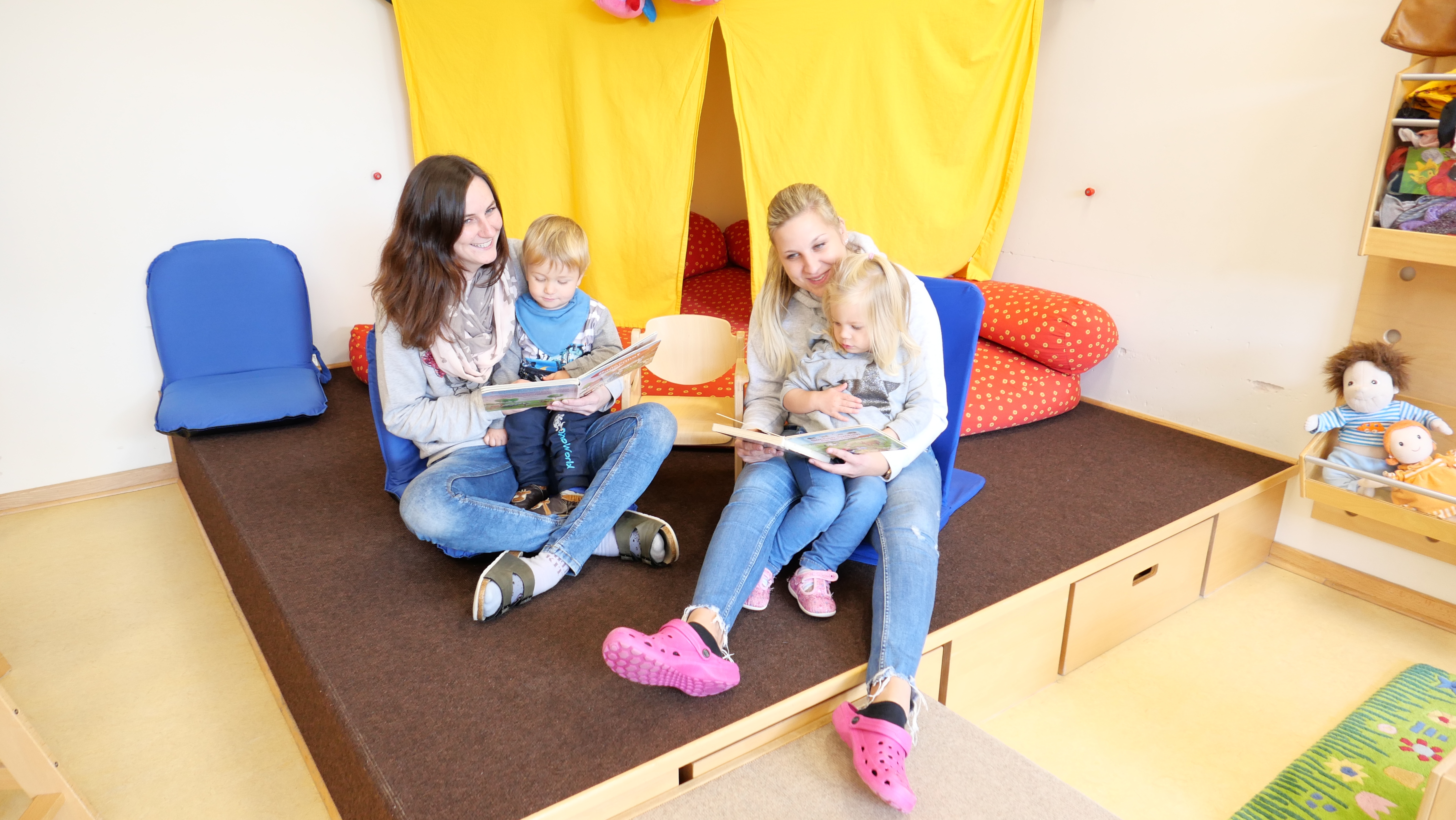 Die Erzieherinnen Kathrin Kohlhaase (l.) und Jessica Komitsch aus der Kindertagesstätte Vollmarshausen sind sehr zufrieden mit den neuen Sitz-stühlen. 
