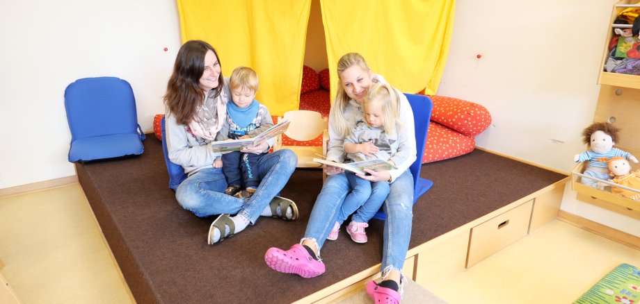 Die Erzieherinnen Kathrin Kohlhaase (l.) und Jessica Komitsch aus der Kindertagesstätte Vollmarshausen sind sehr zufrieden mit den neuen Sitz-stühlen. 