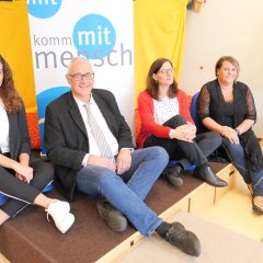 Die Projektleiterin Kristina Schumann (3.v.l.) und die das Projekt begleitende Studentin Romy Hübner (l.) sowie Bürgermeister Uwe Jäger (2.v.l.) und Leiterin der Kindertagesstätte, Claudia Hesse (r.), ließen es sich nicht nehmen, die neuen Stühle zu testen.

