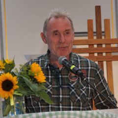 Im Name der Gemeinde Lohfelden und des Dorffestausschusses Vollmarshausen begrüßte Udo Ewald die Gäste des Mundartabends am 28.09. in der Kirche Vollmarshausen.

