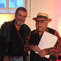 Unterstützt bei der Themenfindung wurde Karl Schäffer (r.) vom „Vollmarshausen-1000-Haus- und Hoffotograf“ Heinz Ebrecht.

