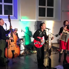Mit der passenden Musik rockte die Kasseler Mundart-Band „Dark Vatter“ die Vollmarshäuser Kirche.


