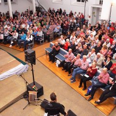 Begeisteres Publikum in der ausverkauften Kirche.