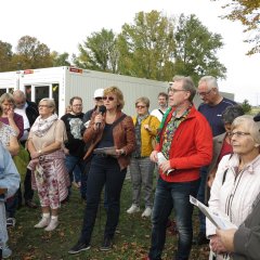Dagmar Langer begrüßte im Namen der Geschichtswerkstatt Lohfelden die Teilnehmer am historischen Ortsspaziergang in Vollmarshausen.  - Link öffnet seitenüberlagerndes Dialog-Fenster