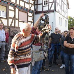 Günter Kruse hielt eine Trense in der Hand. Im Hintergrund sieht man das aufwendig gearbeitete Pferdegeschirr. - Link öffnet seitenüberlagerndes Dialog-Fenster