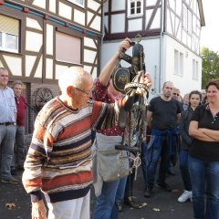 Günter Kruse hielt eine Trense in der Hand. Im Hintergrund sieht man das aufwendig gearbeitete Pferdegeschirr.