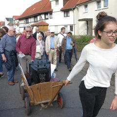  Marcella Kruse zog auf der historischen Tour den Handwagen mit der Lautsprecheranlage. - Link öffnet seitenüberlagerndes Dialog-Fenster